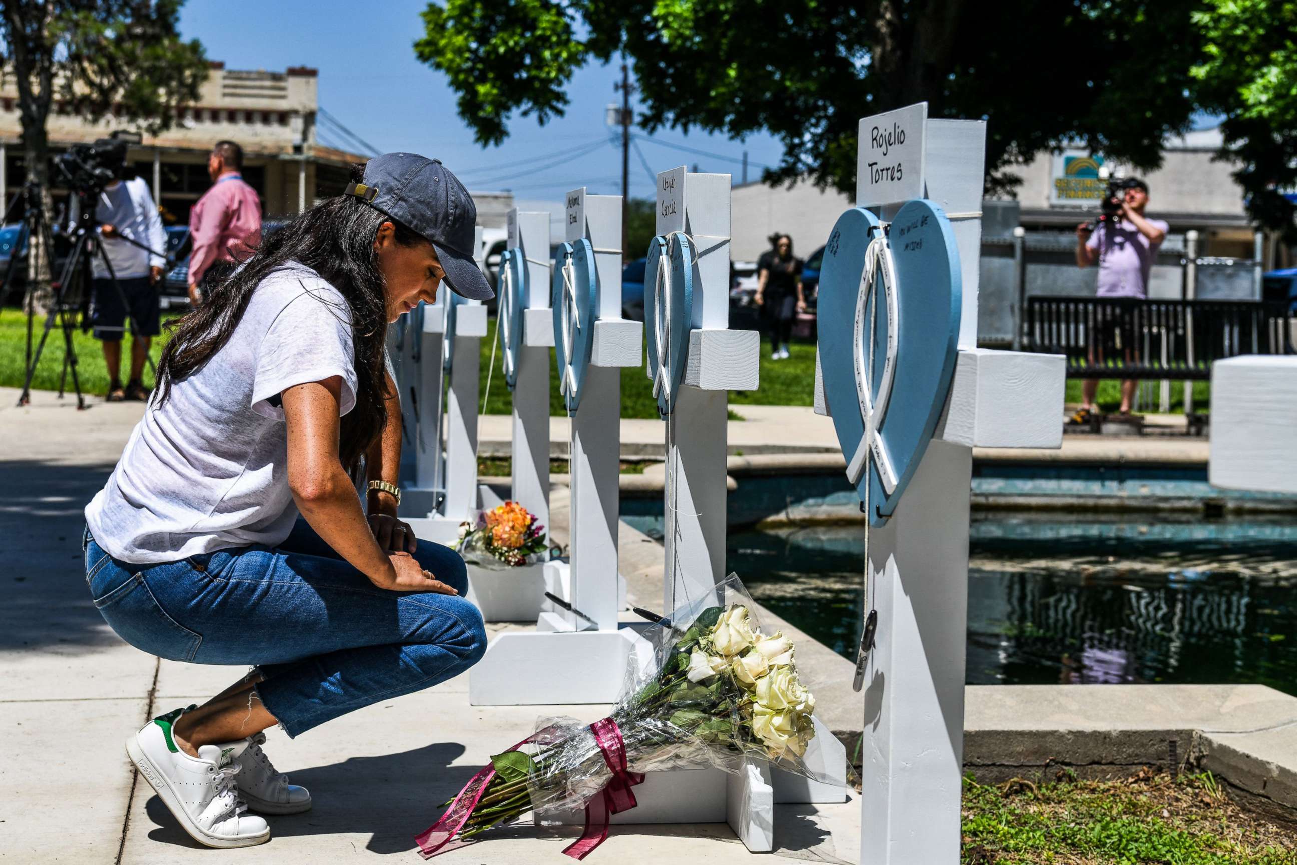 PHOTO: Meghan, Duchess of Sussex, places flowers as she mourns at a makeshift memorial outside Uvalde County Courthouse in Uvalde, Texas, May 26, 2022. 