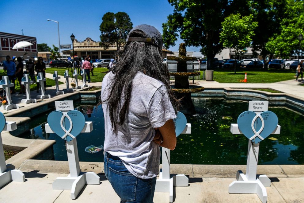 PHOTO: Meghan, Duchess of Sussex, places flowers as she mourns at a makeshift memorial outside Uvalde County Courthouse in Uvalde, Texas, May 26, 2022. 