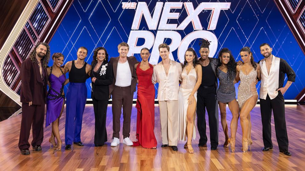 PHOTO: MARK BALLAS, SELENA, ERIK, SHIRLEY BALLAS, ROBERT IRWIN, JENNA JOHNSON, AJ, ADELE, TRISTEN, STEPHANI, NINA, ALLEN