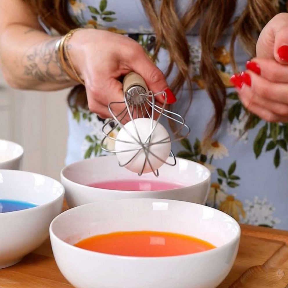 VIDEO: Use this hack when painting Easter eggs