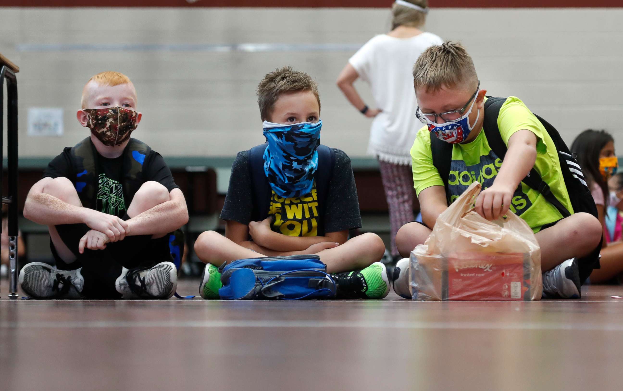 PHOTO: Elementary school students wearing masks to prevent the spread of COVID-19 wait for classes to begin in Godley, Texas, Aug. 5, 2020.