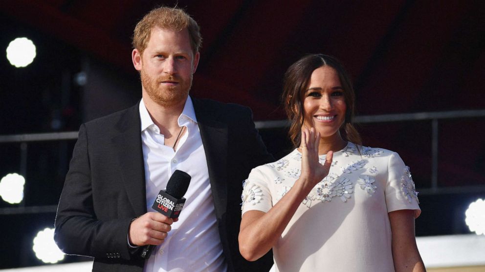 Zdjęcie: (PLIKI) Na tym zdjęciu z 25 września 2021 r. brytyjski książę Harry i Meghan Markle, księżna Sussex, przemawiają podczas wydarzenia na Great Lawn w Central Parku w Nowym Jorku.