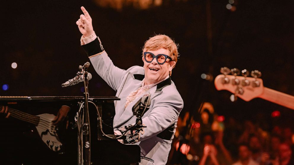 Video Elton John performs 'Goodbye Yellow Brick Road' at Dodger Stadium -  ABC News