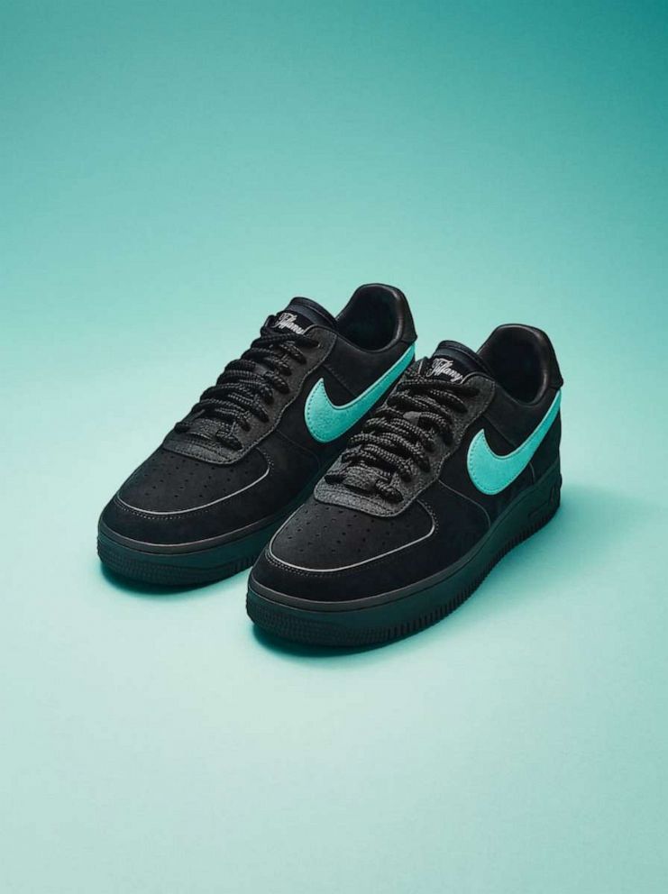 Burlas Nunca Eclipse solar Fans react to Nike and Tiffany & Co. Air Force 1 1837 sneaker collaboration  - ABC News