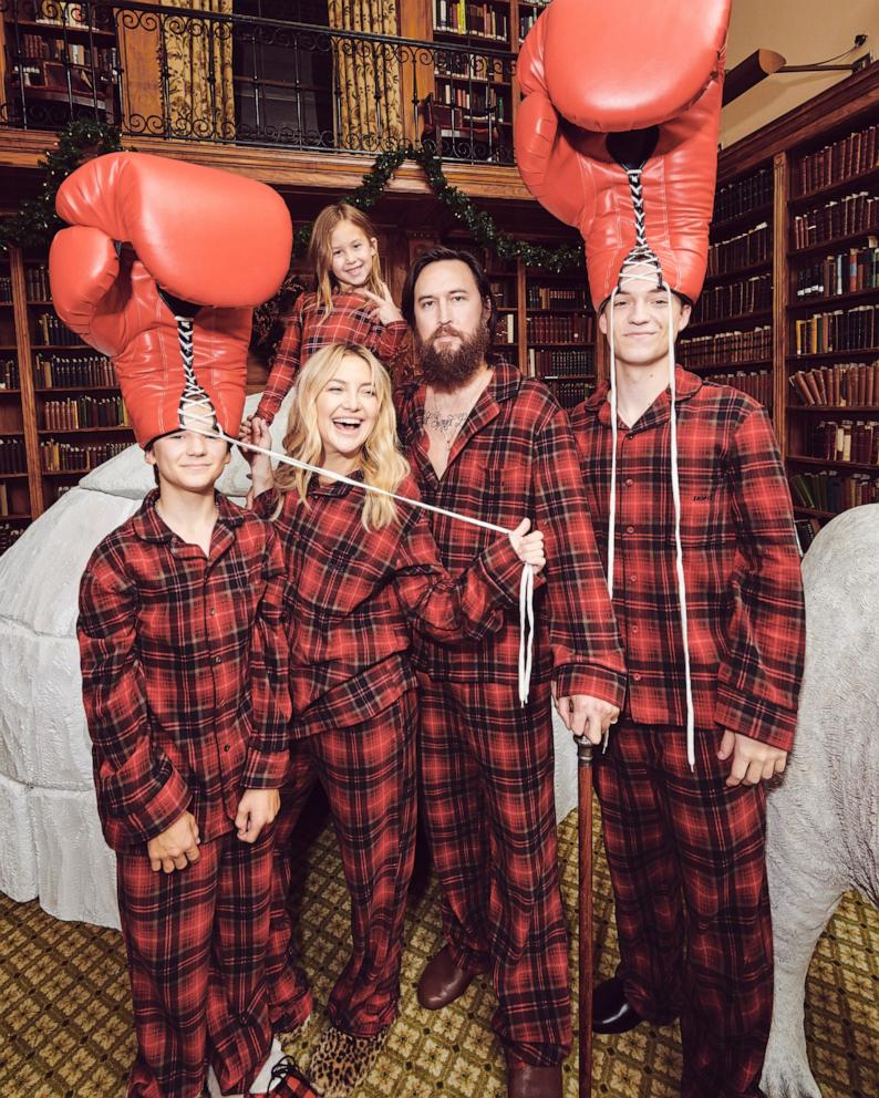 PHOTO: Goldie Hawn, Kate and Oliver Hudson shine in SKIMS holiday shop ad with their families.