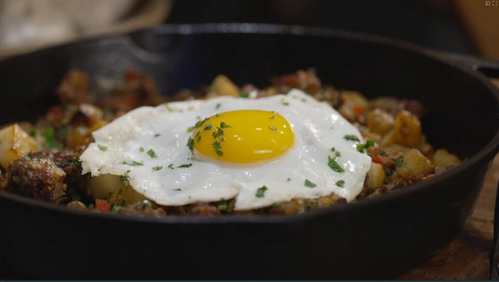 PHOTO: Emeril Lagasse makes chorizo with potatoes and egg for Mother's Day breakfast.