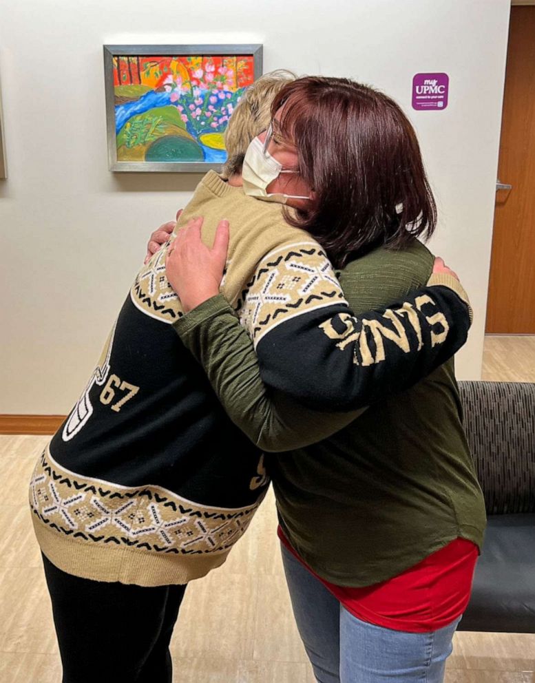 PHOTO: Molly Jones (left) said she feels incredibly grateful to Kristi Hadfield (right), who donated a kidney to her.