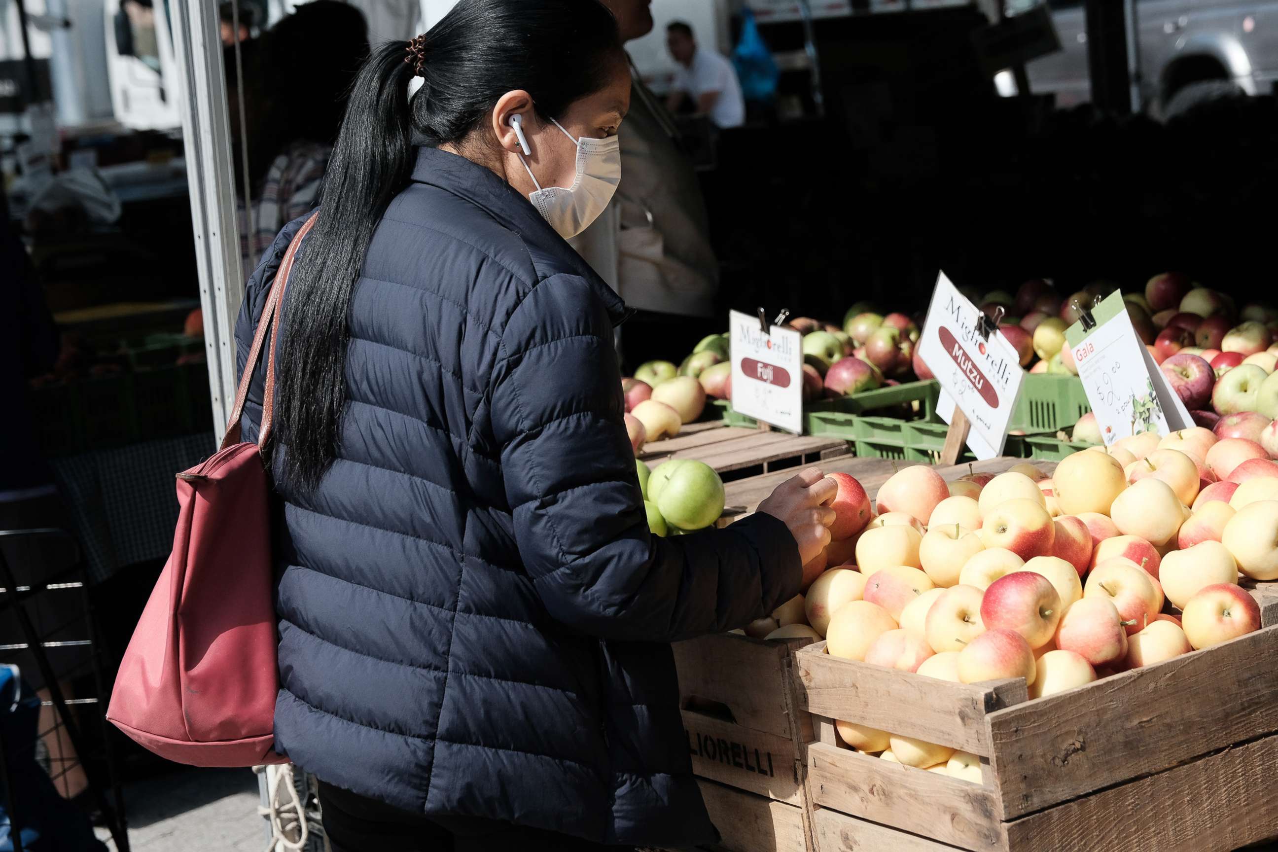 PHOTO: People shop for fresh produce in a farmers market in New York, Sept. 29, 2021.