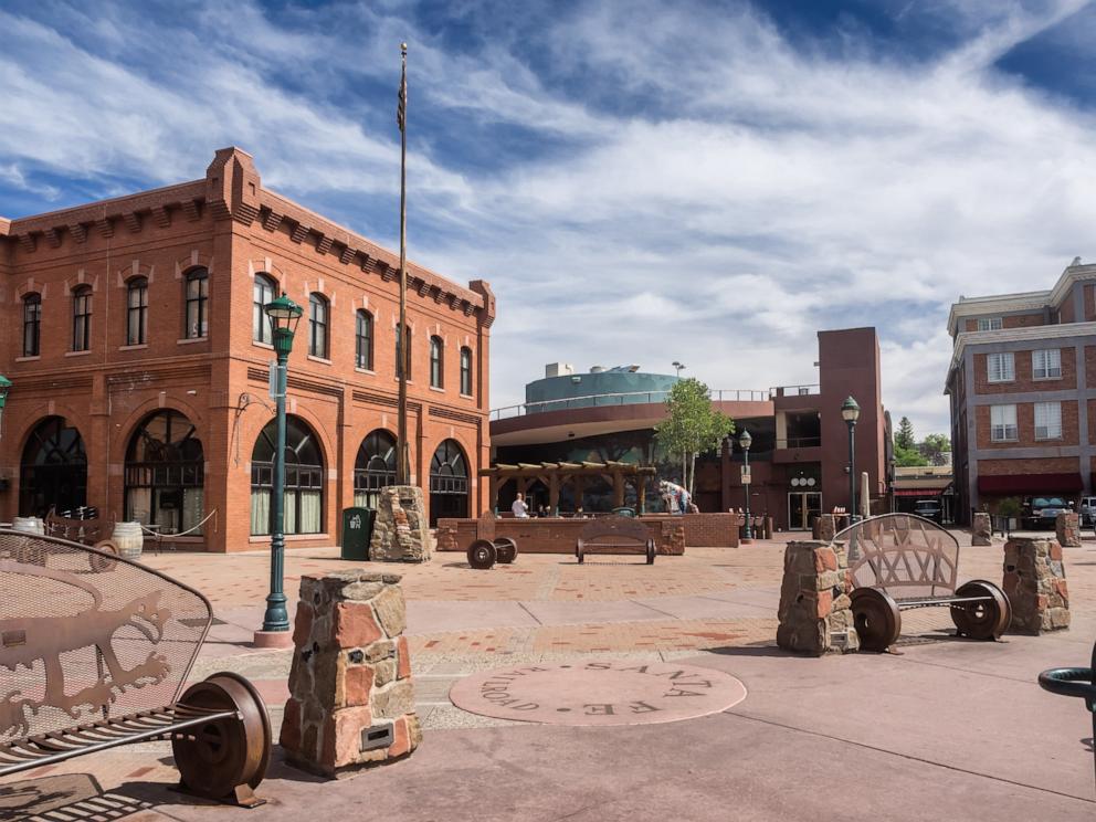 PHOTO: Flagstaff main square with pueblo house