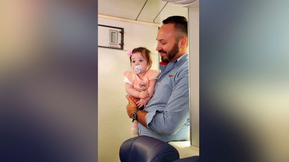 PHOTO: Southwest Airlines flight attendant Wesley Hunt helped calm down Alayna Dowell during her first flight.