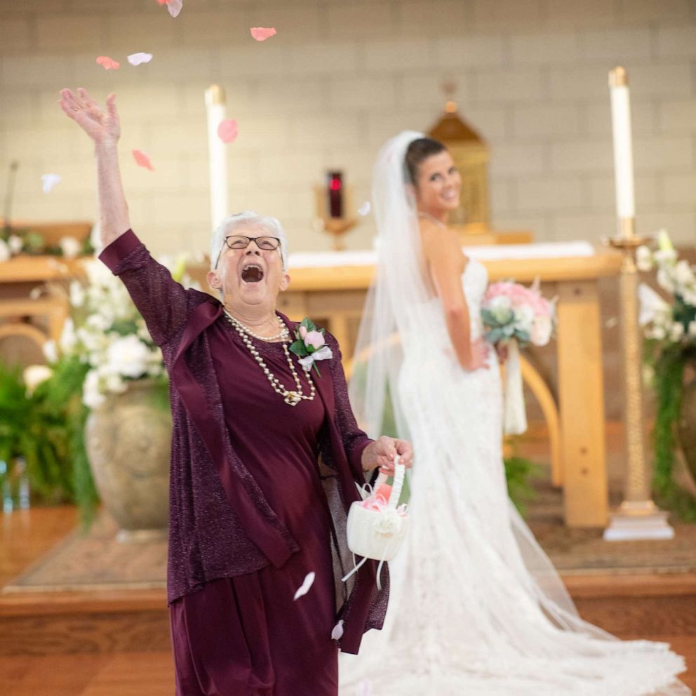Как одеться бабушке на свадьбу внучки фото
