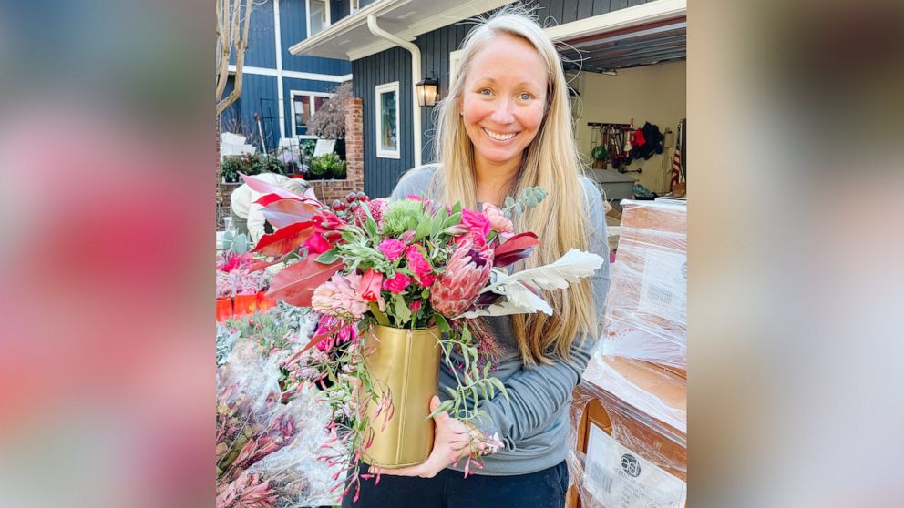 PHOTO: Ashley Manning holds a flower arrangement that will be donated to a widow in Charlotte, North Carolina, on Feb. 14, 2022.