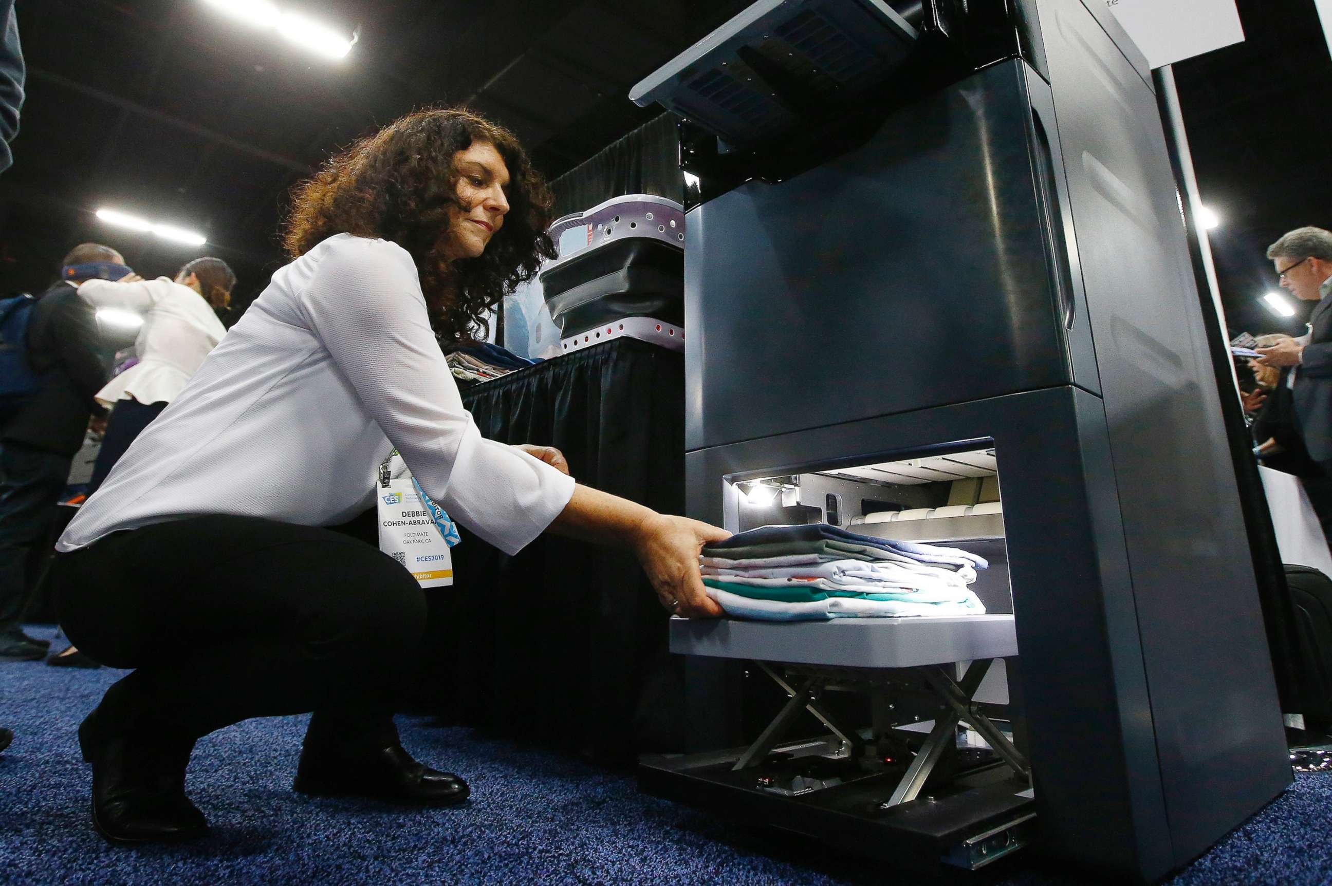 Machine that will fold your laundry debuts at CES - ABC News