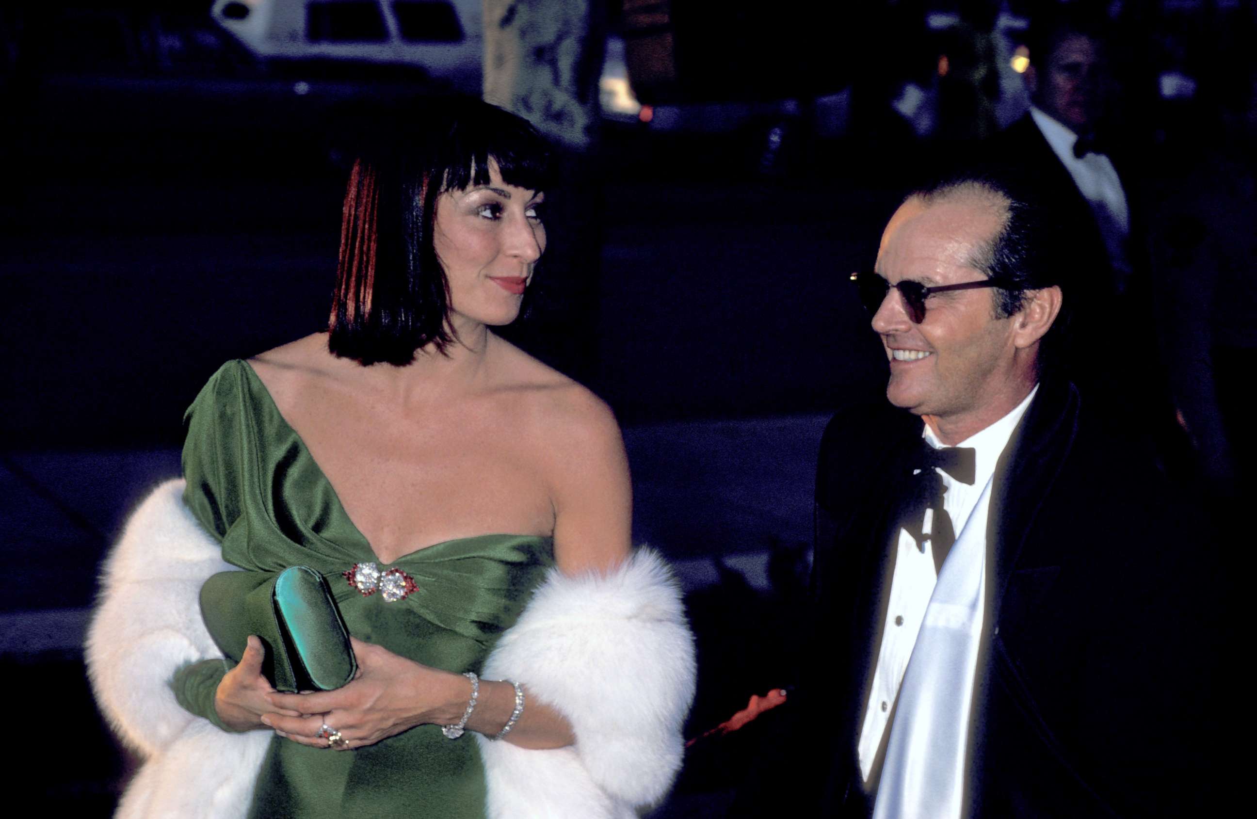 PHOTO: Anjelica Huston and Jack Nicholson arrive for the 58th Annual Academy Awards at Dorothy Chandler Pavillion in Los Angeles, March 24, 1986.