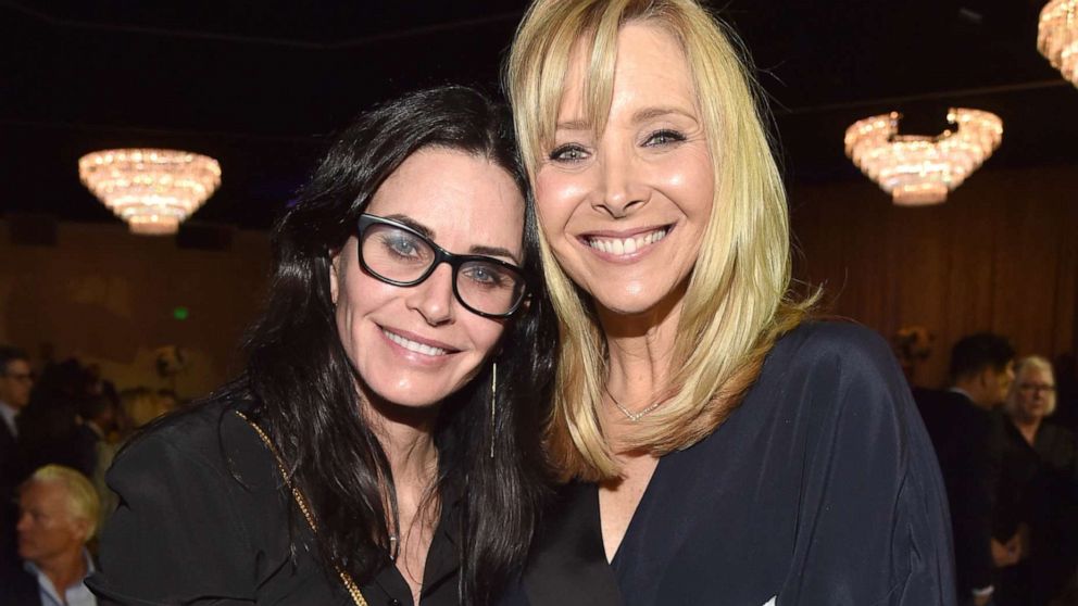 VIDEO: Lisa Kudrow says she felt like a 'mountain of a woman' next to her 'Friends' co-stars