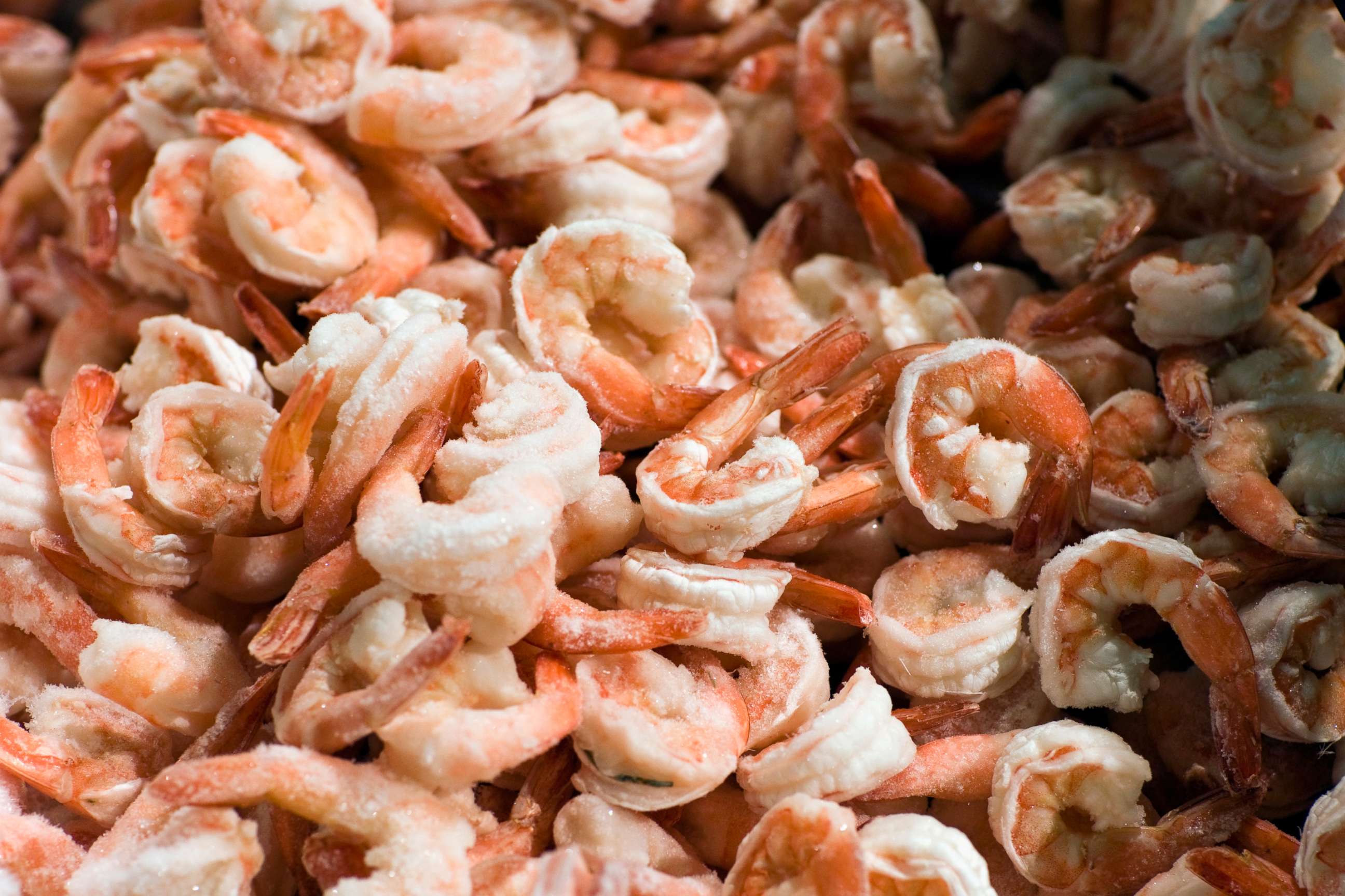PHOTO: Frozen shrimp are displayed at a grocery store in Chevy Chase, Md., May 18, 2010.