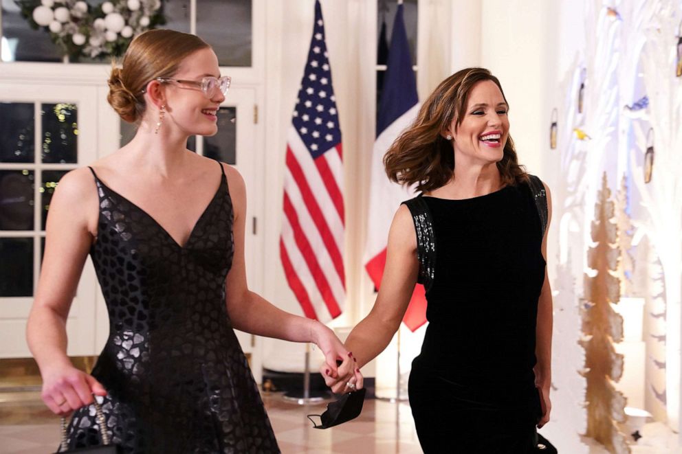 PHOTO: Jennifer Garner and her daughter Violet Affleck arrive for the White House state dinner for French President Emmanuel Macron at the White House on Dec. 1, 2022 in Washington.