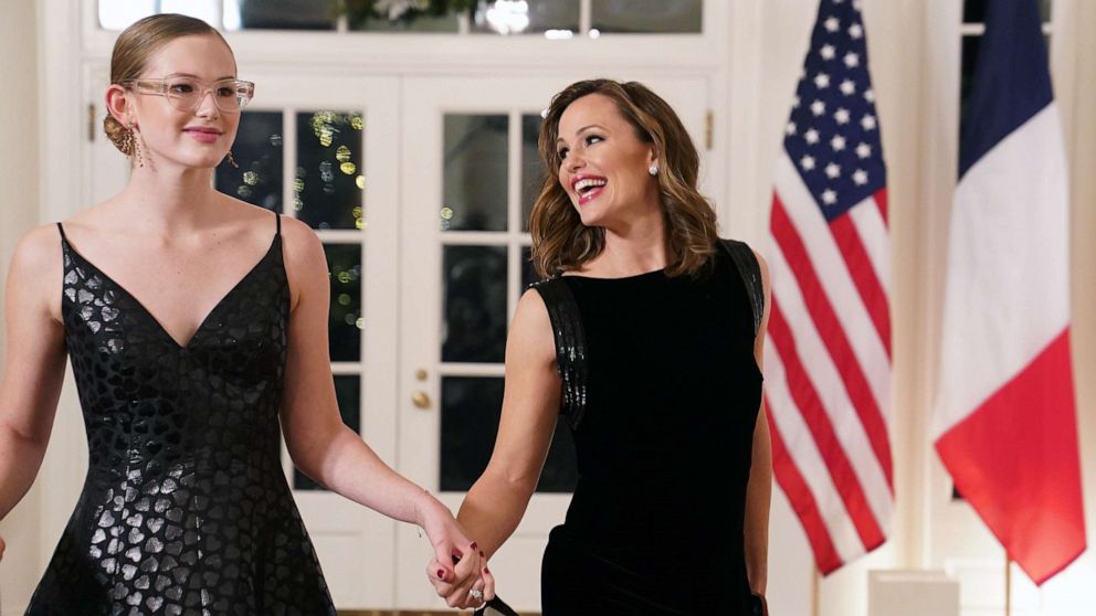 PHOTO: Jennifer Garner and her daughter Violet Affleck arrive for the White House state dinner for French President Emmanuel Macron at the White House on Dec. 1, 2022 in Washington.