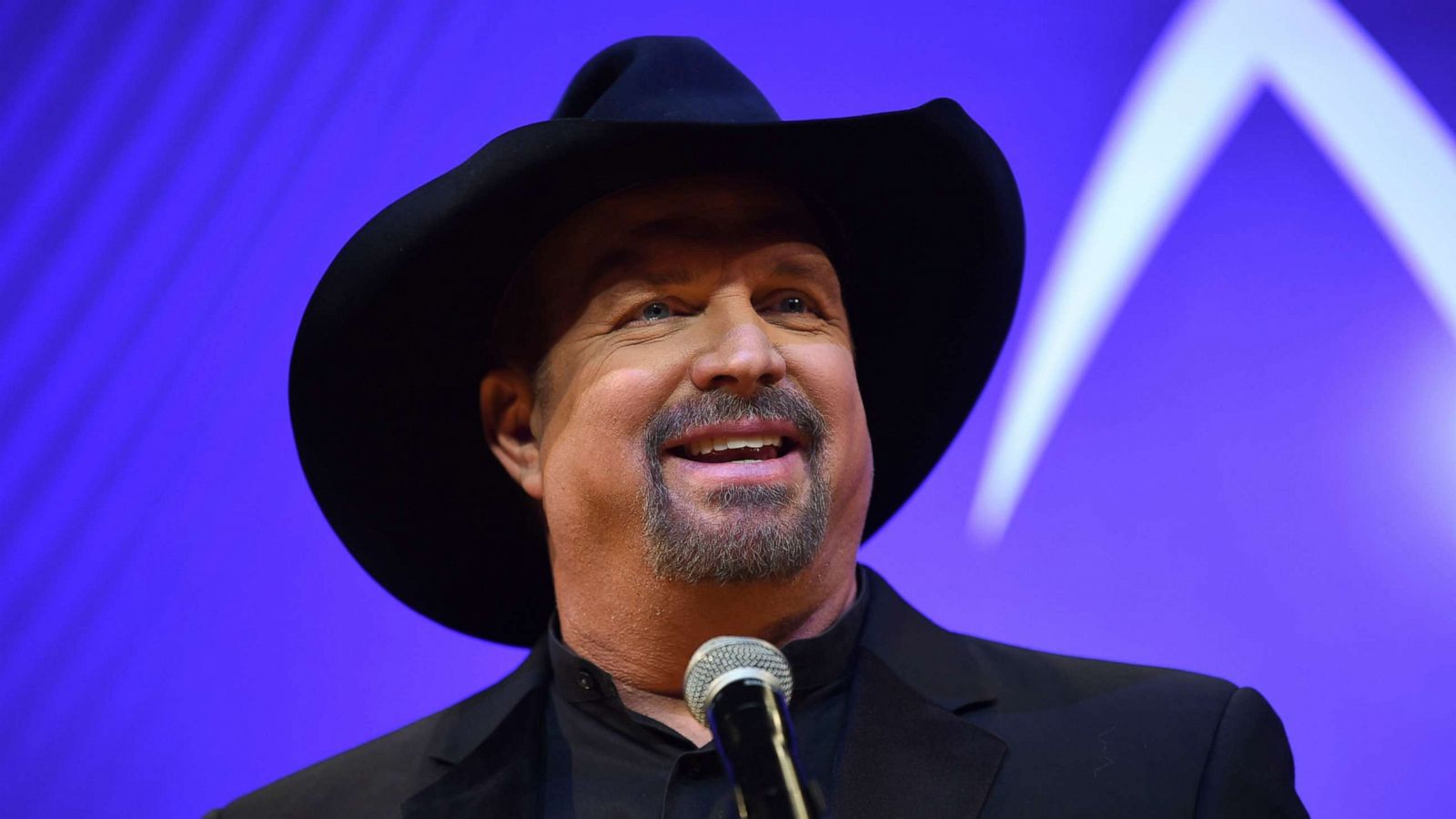 Garth Brooks, dad, returns to being Garth Brooks, super