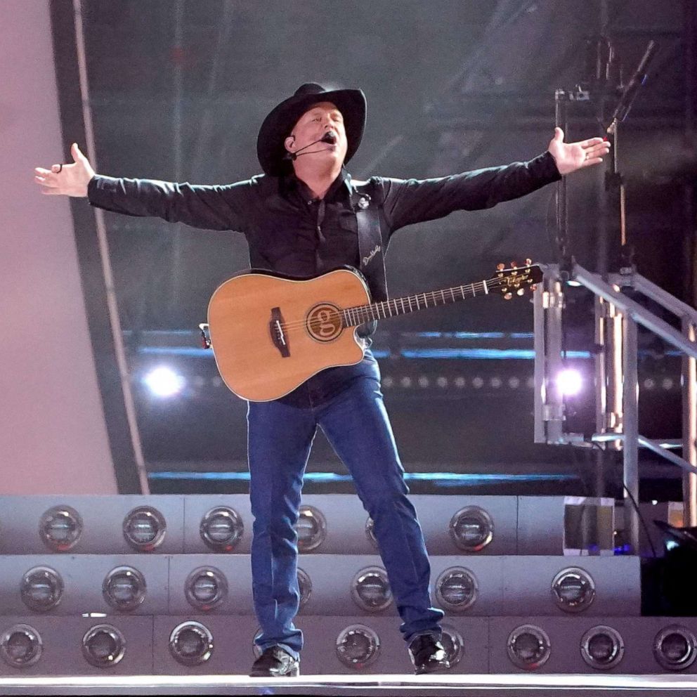 VIDEO: We played Ask Me Anything with Garth Brooks backstage at 'GMA'