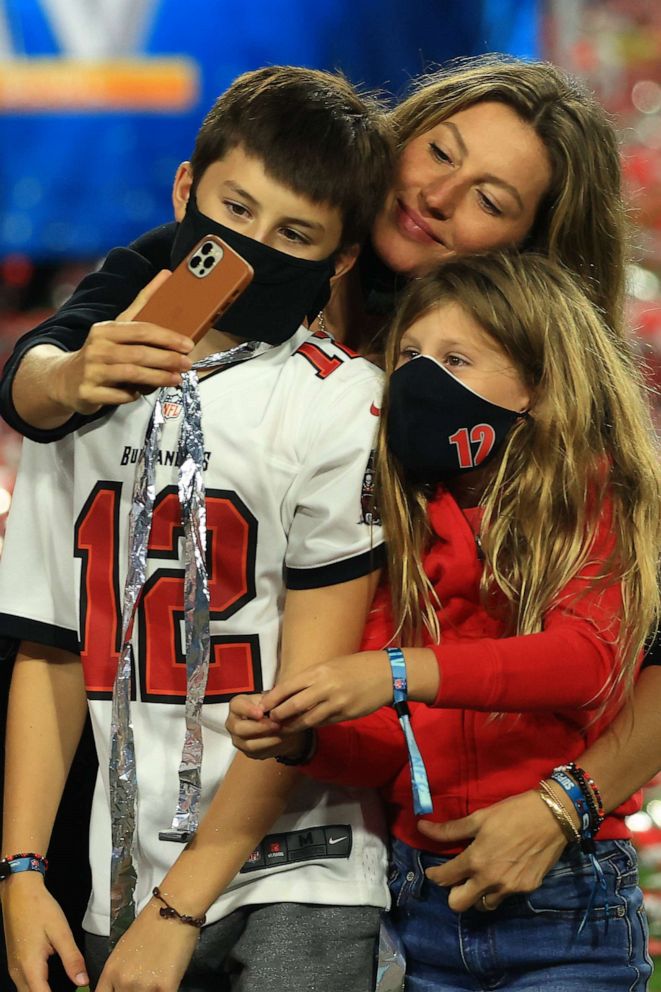 Tom Brady shares photos with kids Benjamin and Vivian at Walt Disney World  - ABC News