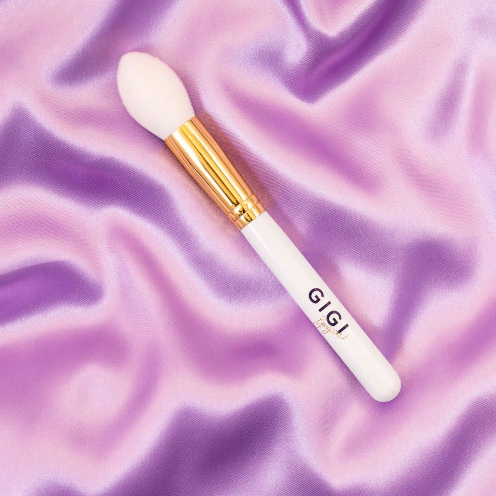 PHOTO: Gigi Gorgeous x Ipsy contour brush.