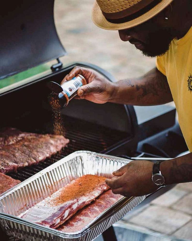 PHOTO: Chef Kenny Gilbert adds a spice rub to ribs.