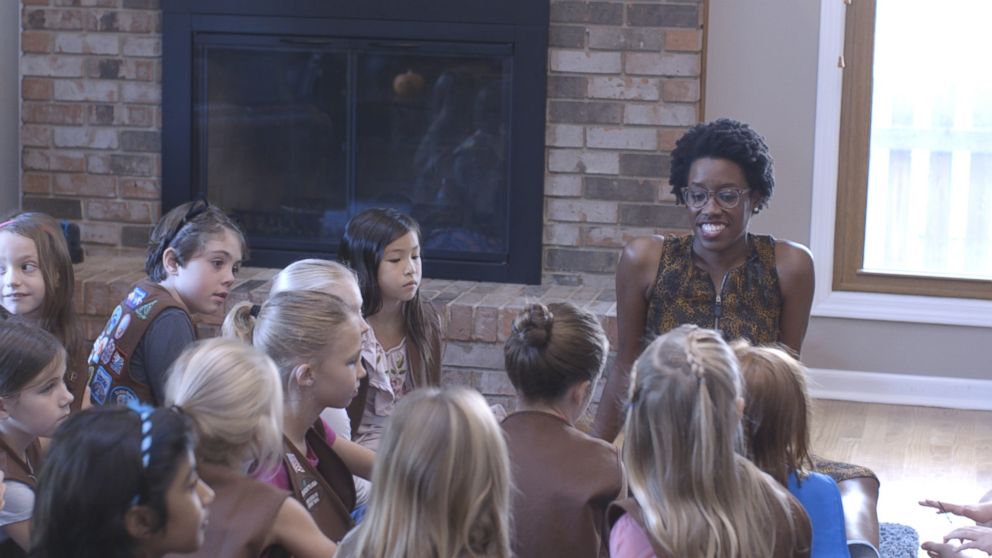 PHOTO: Democratic congressional candidate Lauren Underwood meets with girl scouts in Naperville Illinois.