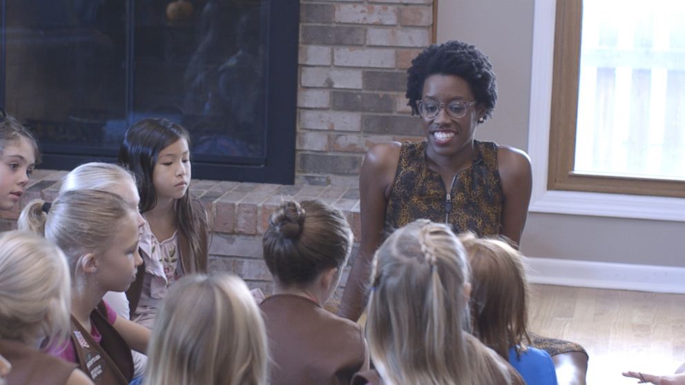 PHOTO: Democratic congressional candidate Lauren Underwood meets with girl scouts in Naperville Illinois.