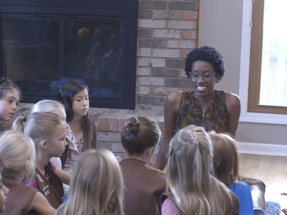PHOTO: Democratic congressional candidate Lauren Underwood meets with girl scouts in Naperville Illinois.