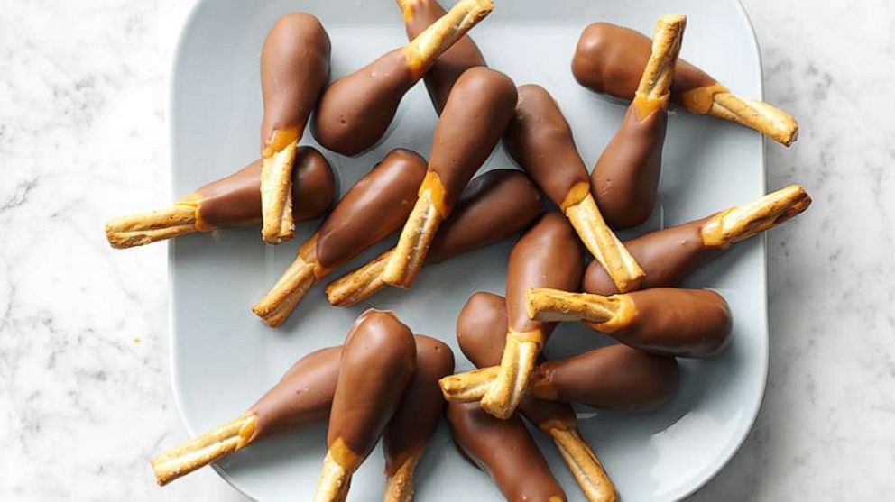 VIDEO: Make 'turkey legs' out of chocolate and pretzels with this "Taste of Home" recipe