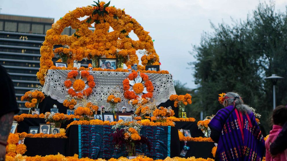 VIDEO: Artist honors COVID-19 victims with powerful Día de los Muertos altar 