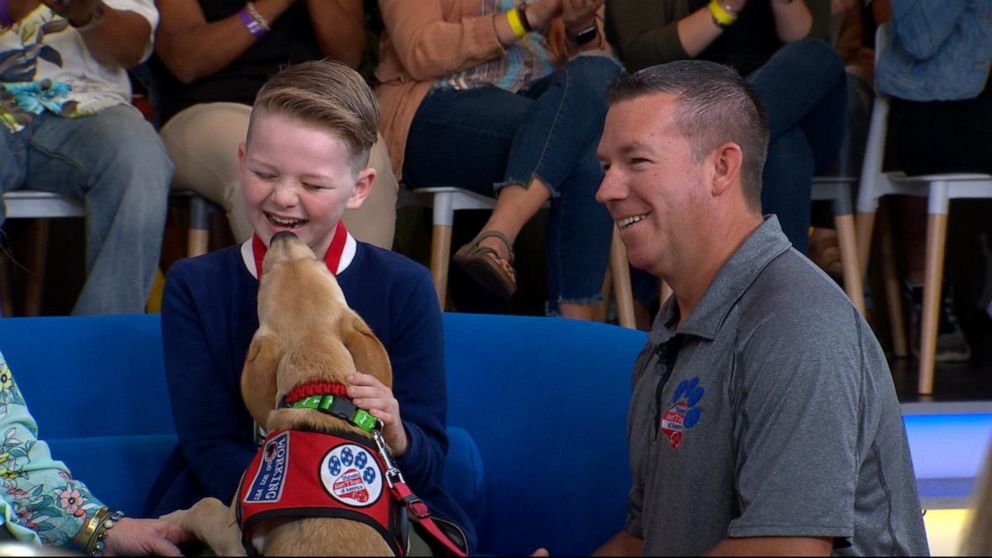 PHOTO: Eli Morgan, who has type 1 diabetes, meets his new diabetes alert dog.