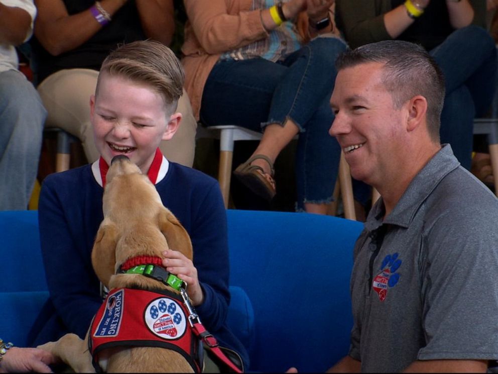 PHOTO: Eli Morgan, who has type 1 diabetes, meets his new diabetes alert dog.