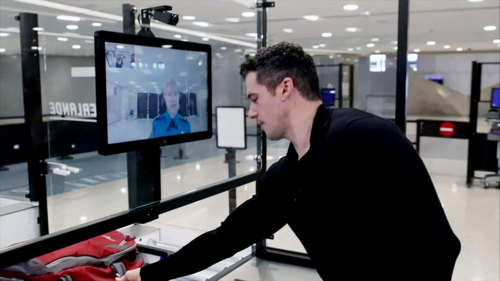 PHOTO: ABC News transportation correspondent Gio Benitez tests the new TSA program for self-security checks in Las Vegas.