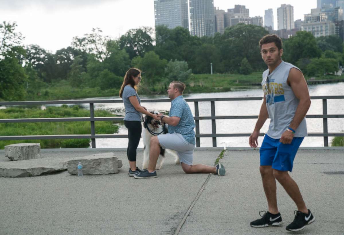 PHOTO: jogger photo bomb proposal
