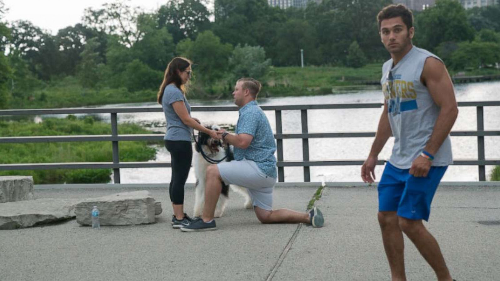 PHOTO: jogger photo bomb proposal