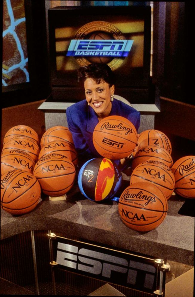 PHOTO: Bristol, CT - 1 september 1996 - ESPN Campus: Robin Roberts poserar med basketbollar i studion 1996