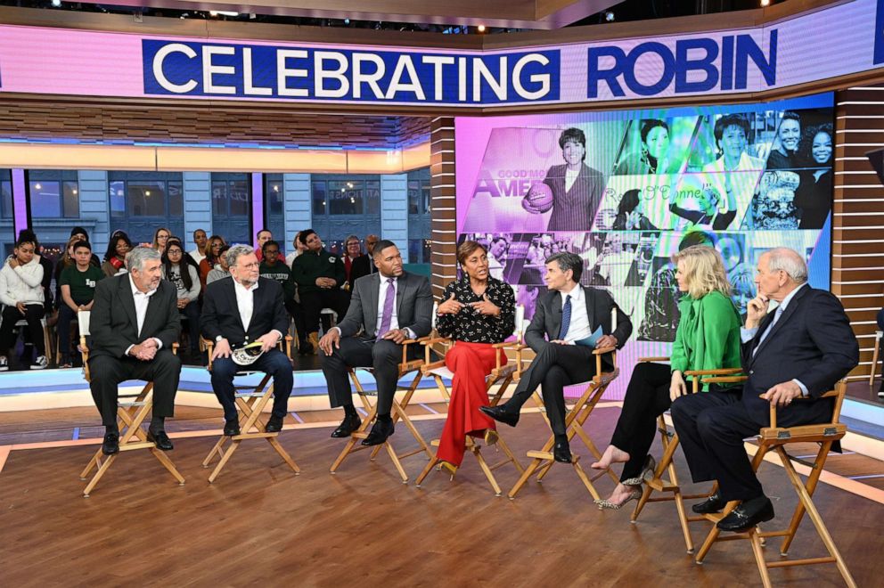 FOTO: Co-prezentatoarea emisiunii "Good Morning America" Robin Roberts, în centru, sărbătorește 30 de ani la Disney."Good Morning America" co-anchor Robin Roberts, center, celebrates 30 years at Disney.