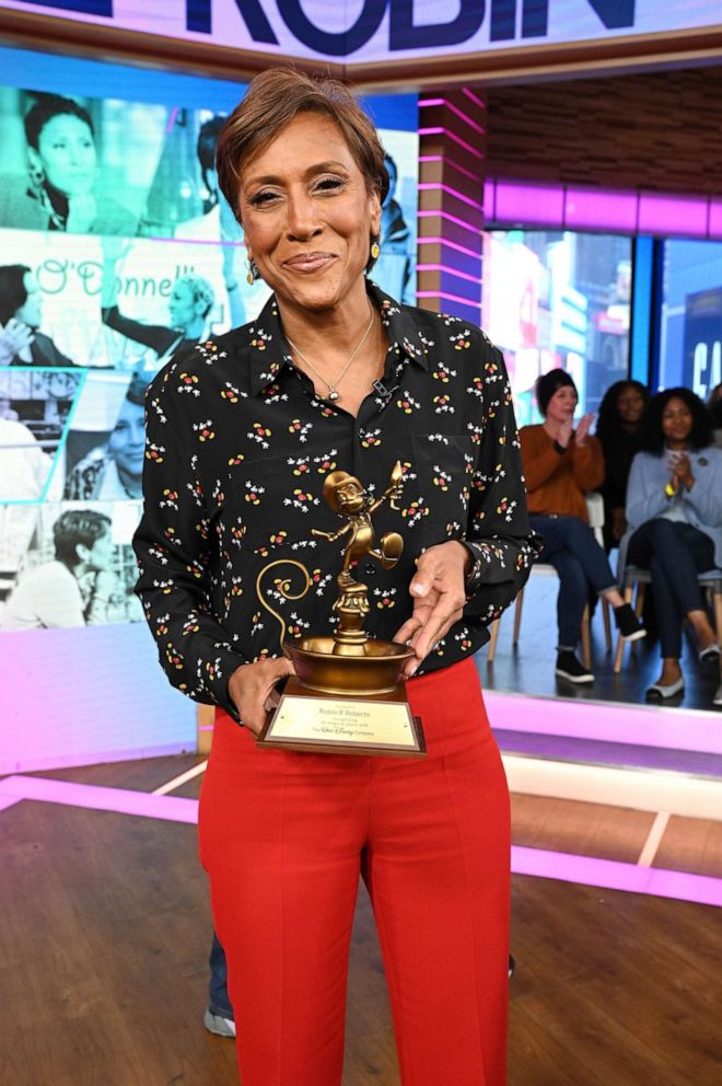 FOTO: La copresentadora de "Good Morning America" Robin Roberts, en el centro, celebra 30 años en Disney."Good Morning America" co-anchor Robin Roberts, center, celebrates 30 years at Disney.