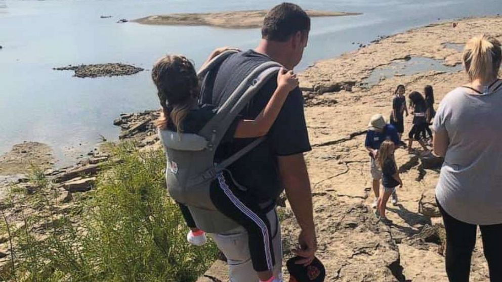 PHOTO: Teacher Jim Freeman carries 10-year-old Ryan, who has spina bifida, so she can attend field trip.