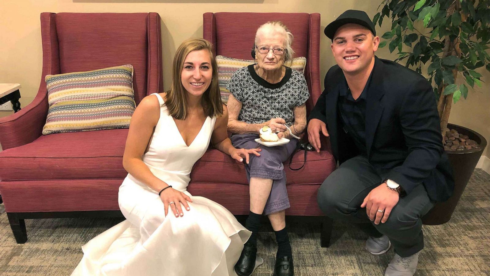 PHOTO: Lauren Parks and her husband Tommy brought their wedding the Parks' 95-year-old grandmother's memory care facility.