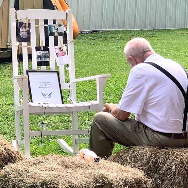 VIDEO: Heart-wrenching photo shows bride's grandpa eating meal beside late wife's memorial 
