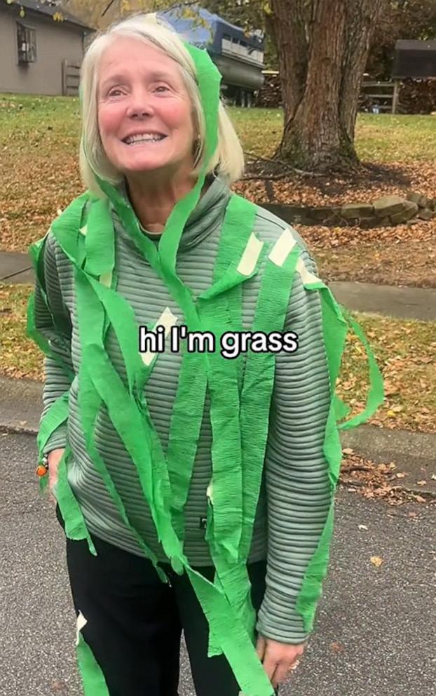 PHOTO: Mom and grandma wins Halloween with funny grass costume.