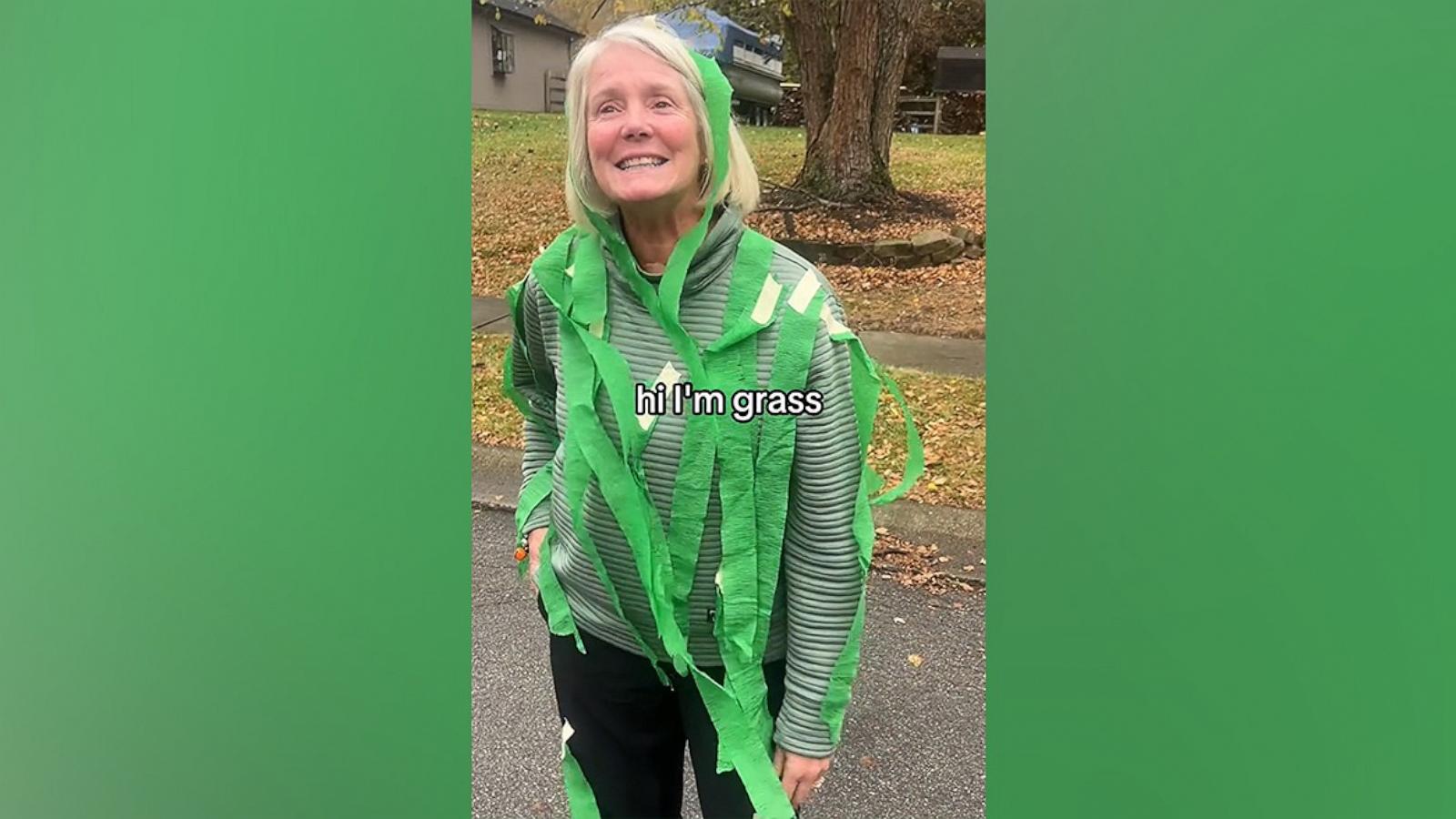 PHOTO: Mom and grandma wins Halloween with funny grass costume.