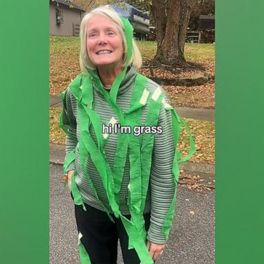 PHOTO: Mom and grandma wins Halloween with funny grass costume.