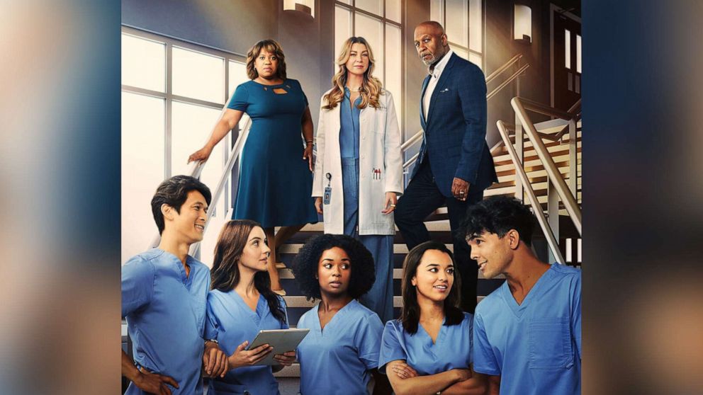 El elenco de ‘Anatomía de Grey’ posa para una foto grupal en la lectura de la mesa final de la temporada 19