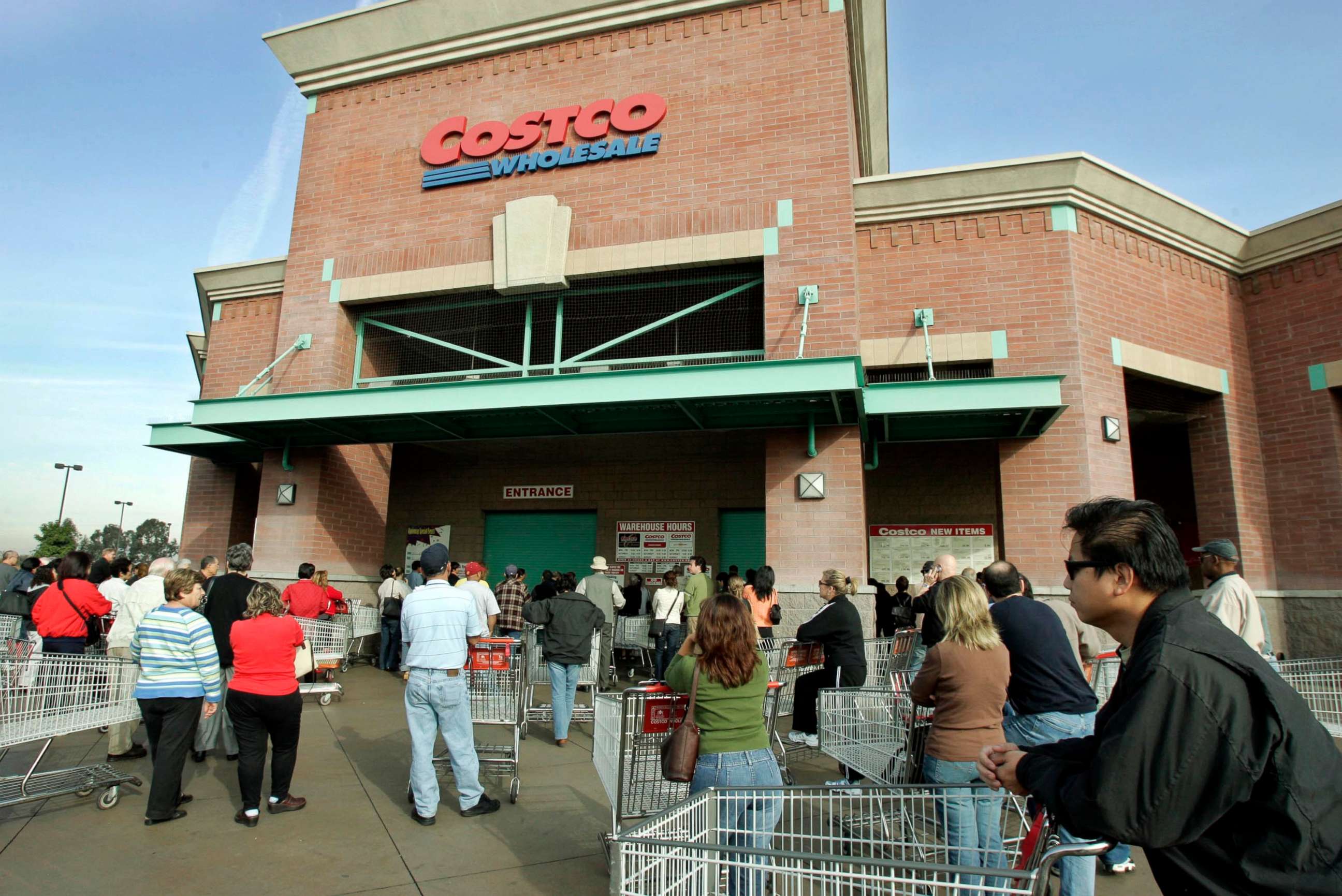 PHOTO: Shoppers wait for a Costco Wholesale store to open in the Los Feliz section of Los Angeles, Dec. 8, 2005.