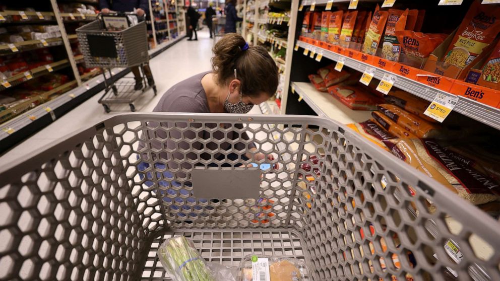 PHOTO: Jen Valencia working part time for Instacart, shops for two customers at a ShopRite, Jan. 8, 2022 in Clark, N.J.