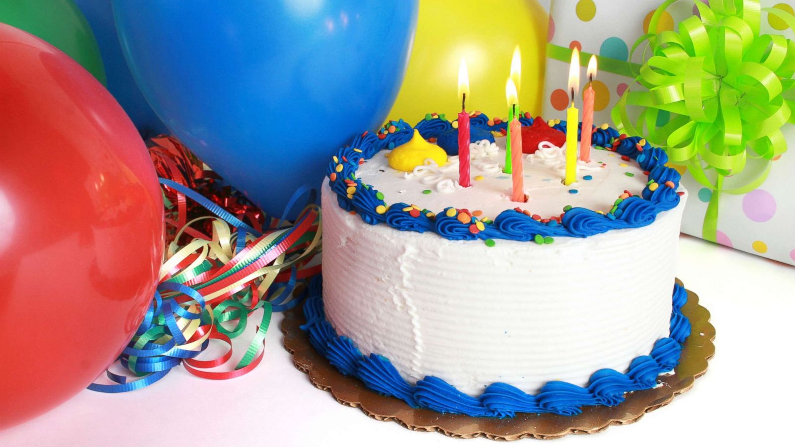 PHOTO: Birthday cake with balloons.